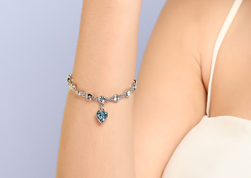 V&ograve;ng tay c&oacute; thiết kế đ&aacute; tr&ograve;n gh&eacute;p lại, đ&iacute;nh mặt đ&aacute; tr&aacute;i tim xanh